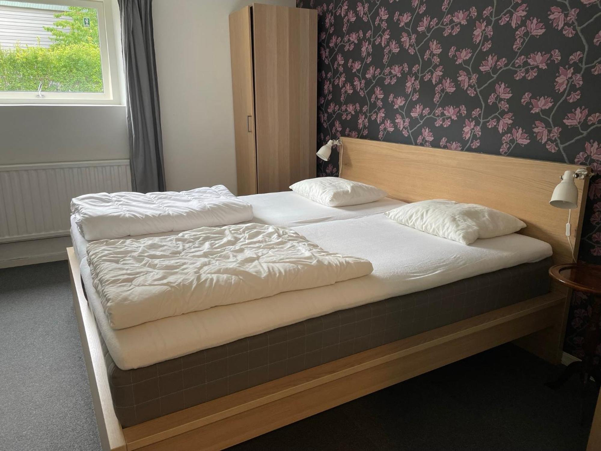 Kustnaera Vandrarhem Hamburgsund Room photo