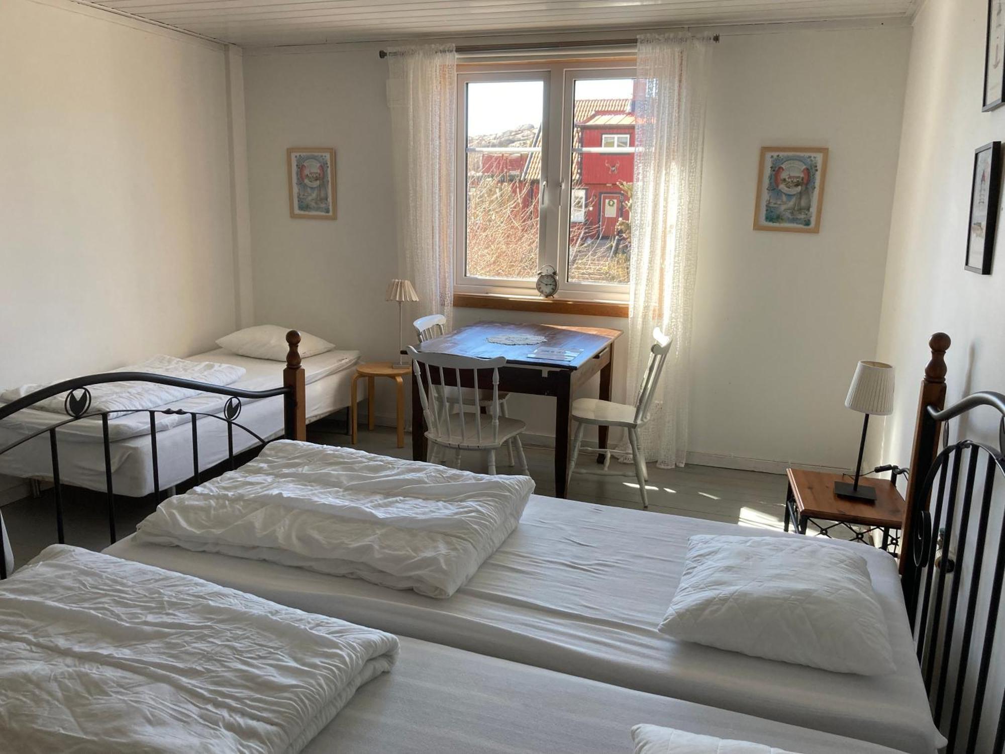 Kustnaera Vandrarhem Hamburgsund Room photo