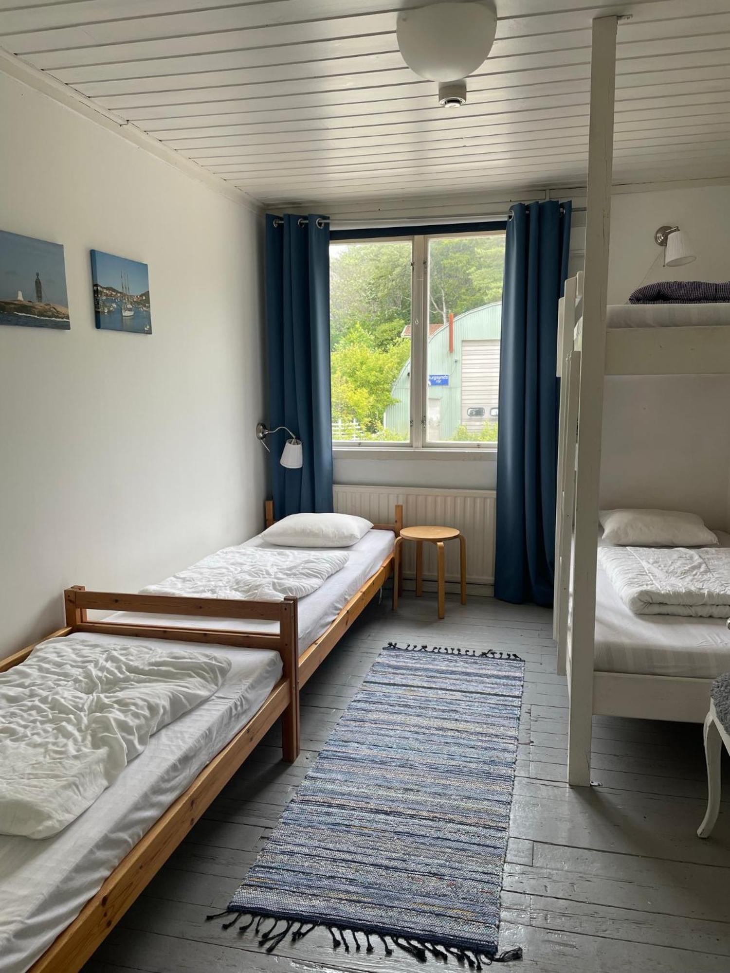 Kustnaera Vandrarhem Hamburgsund Room photo