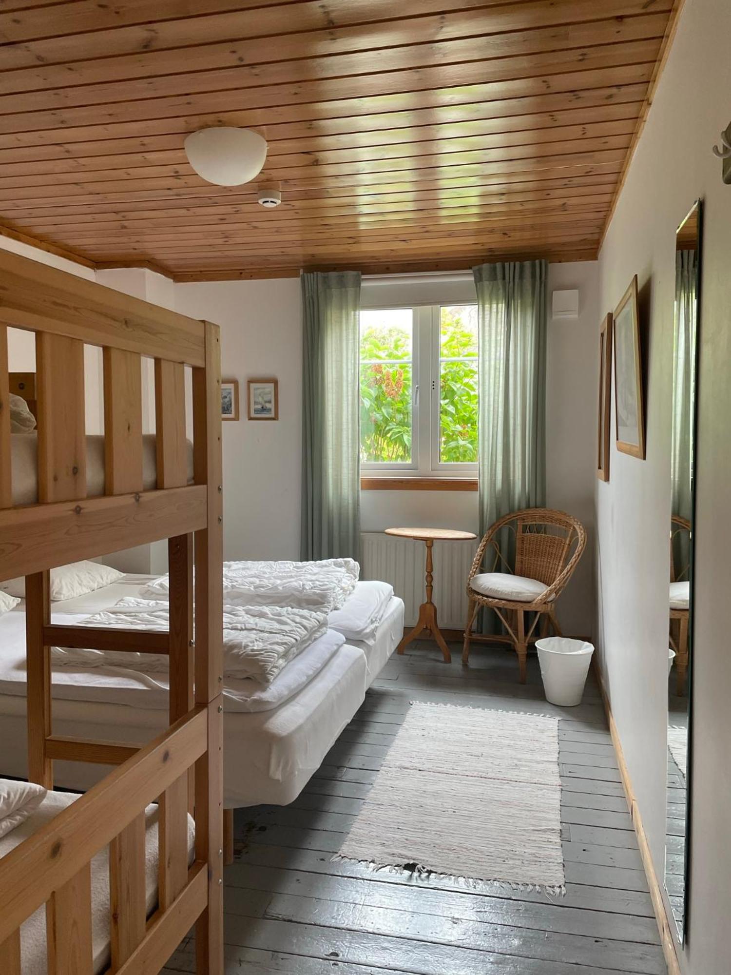 Kustnaera Vandrarhem Hamburgsund Room photo