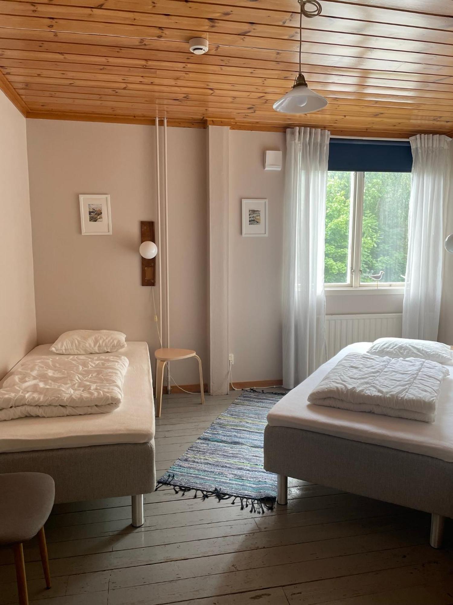 Kustnaera Vandrarhem Hamburgsund Room photo