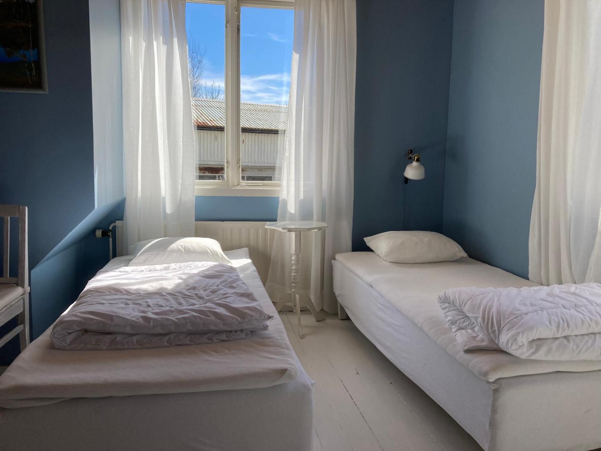 Kustnaera Vandrarhem Hamburgsund Room photo