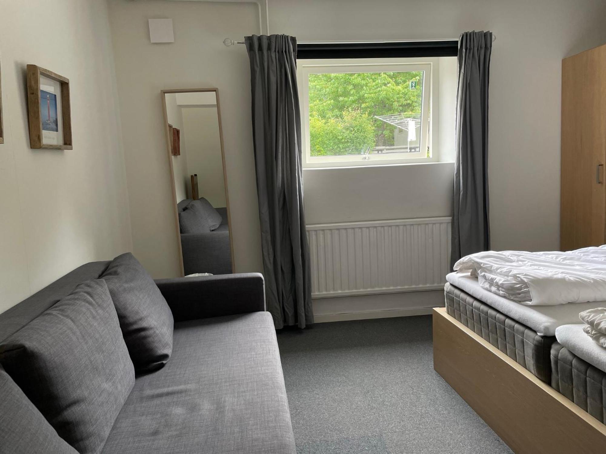 Kustnaera Vandrarhem Hamburgsund Room photo