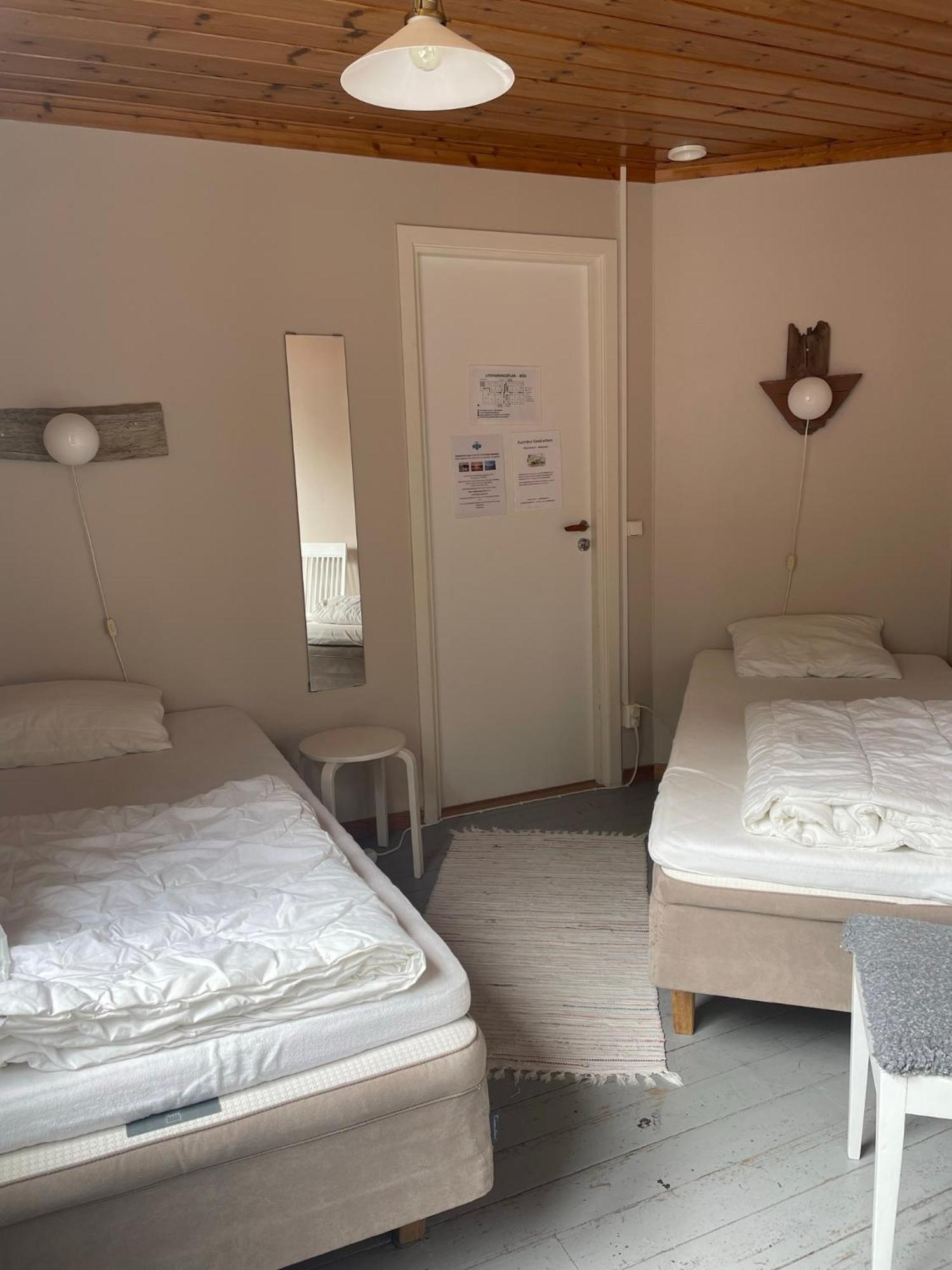 Kustnaera Vandrarhem Hamburgsund Room photo