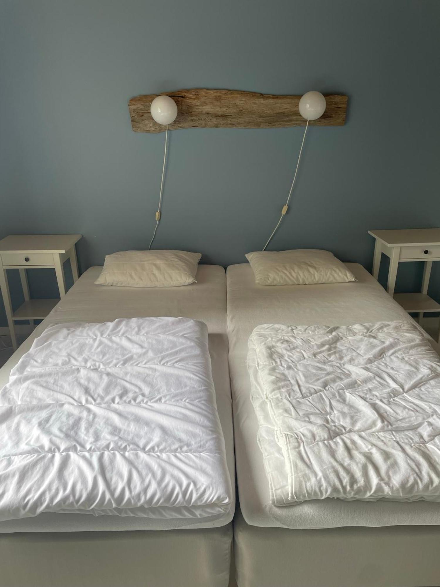Kustnaera Vandrarhem Hamburgsund Room photo