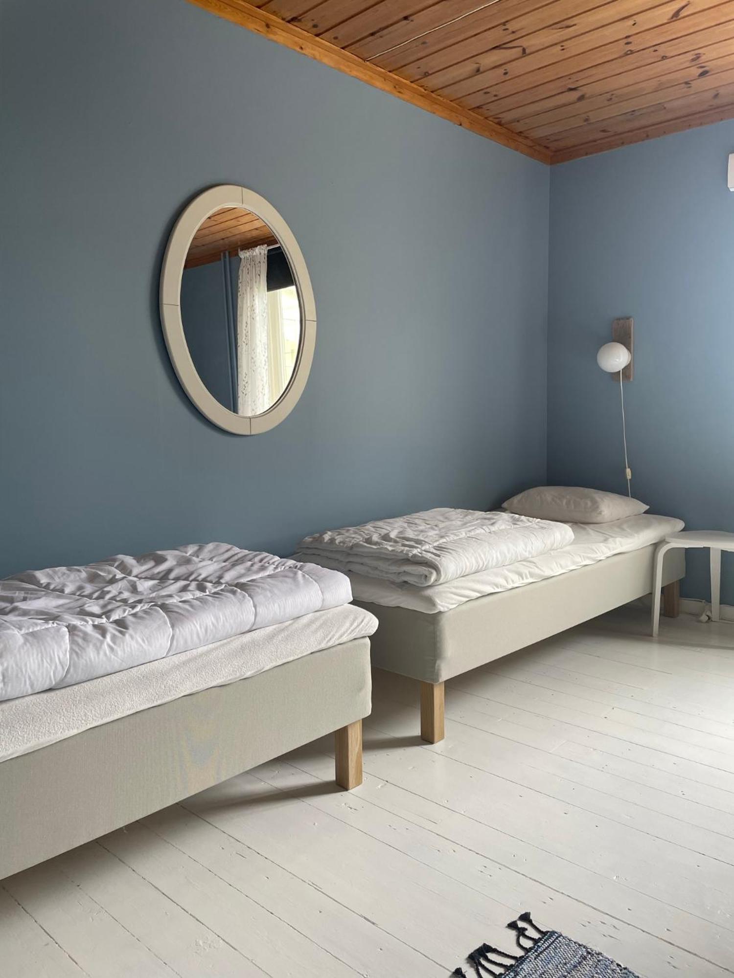 Kustnaera Vandrarhem Hamburgsund Room photo