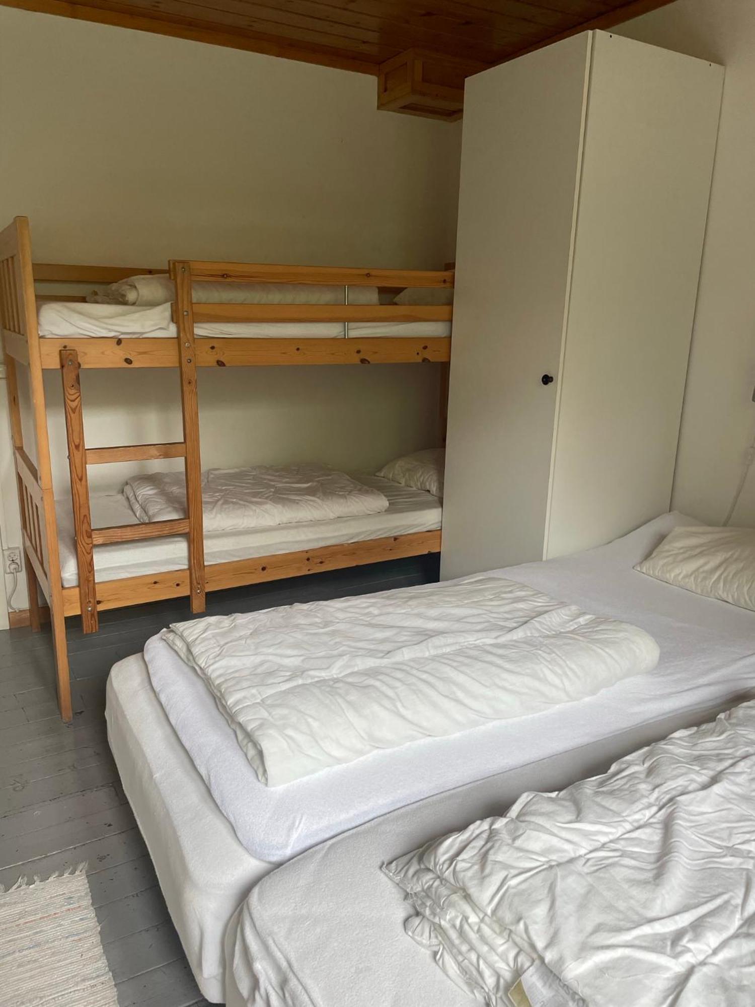 Kustnaera Vandrarhem Hamburgsund Room photo
