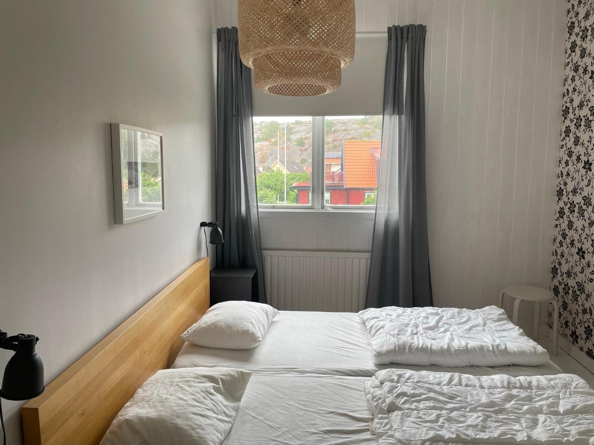 Kustnaera Vandrarhem Hamburgsund Room photo