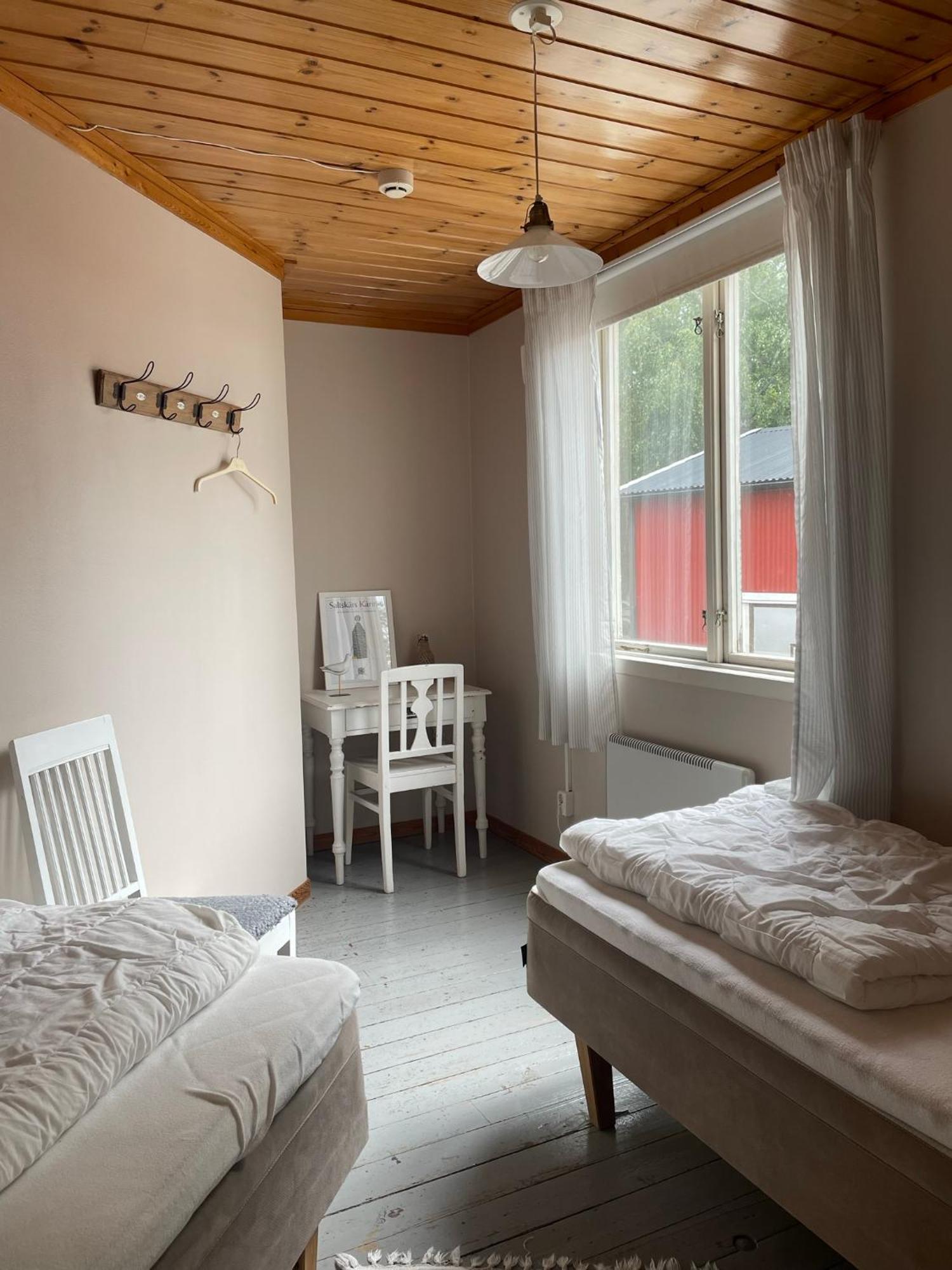 Kustnaera Vandrarhem Hamburgsund Room photo