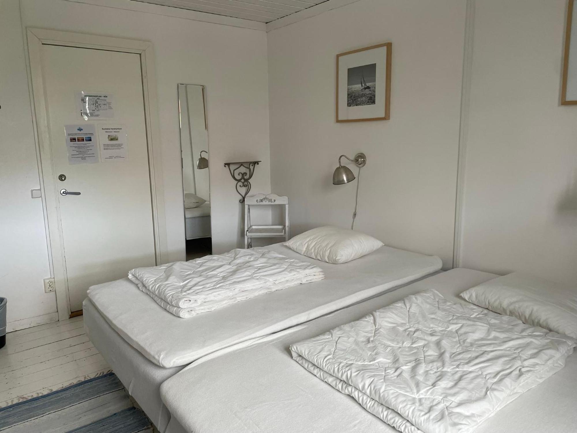 Kustnaera Vandrarhem Hamburgsund Room photo