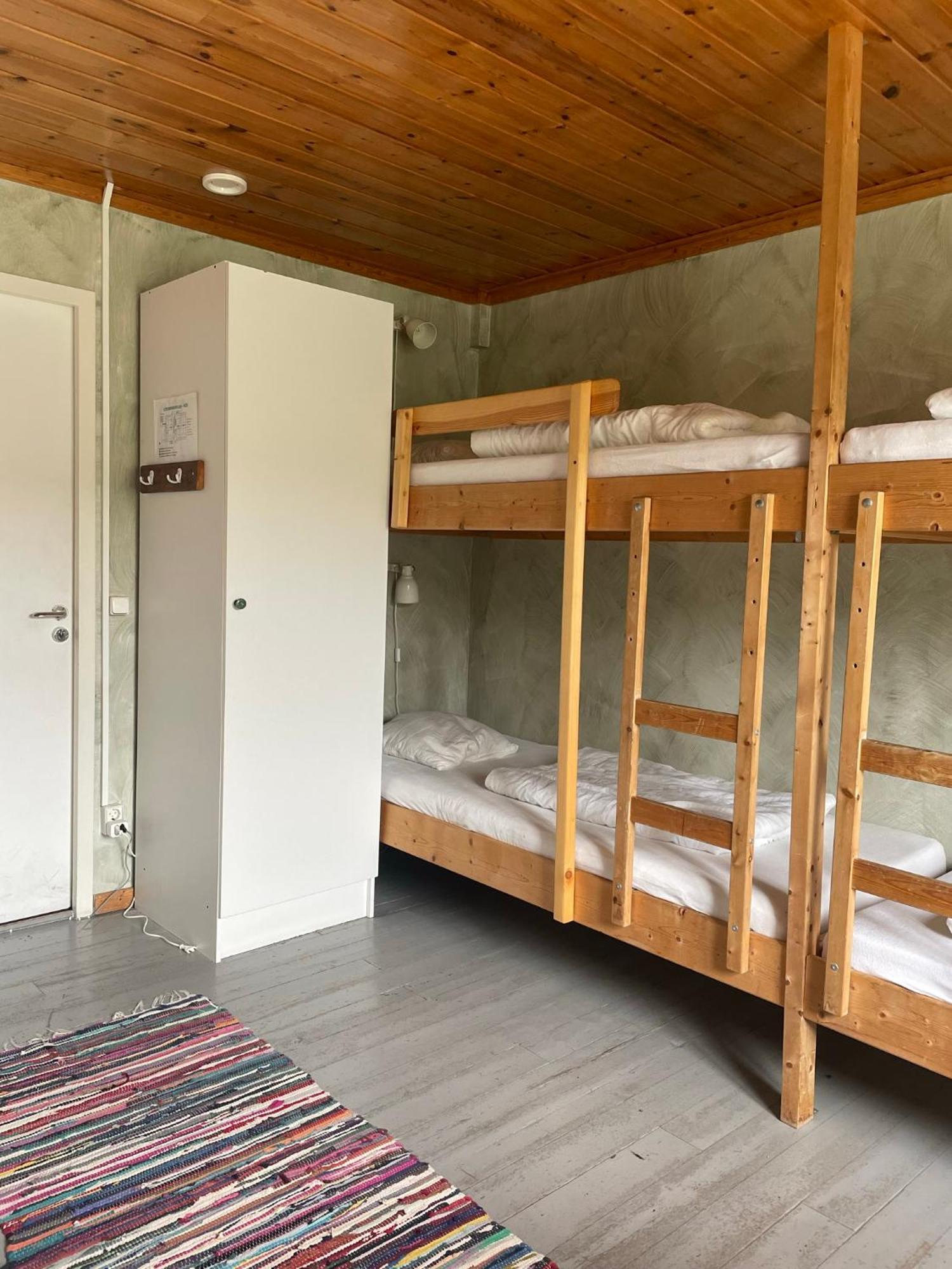 Kustnaera Vandrarhem Hamburgsund Room photo