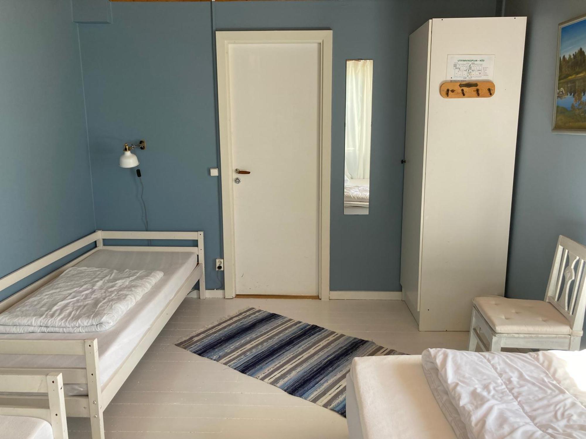 Kustnaera Vandrarhem Hamburgsund Room photo