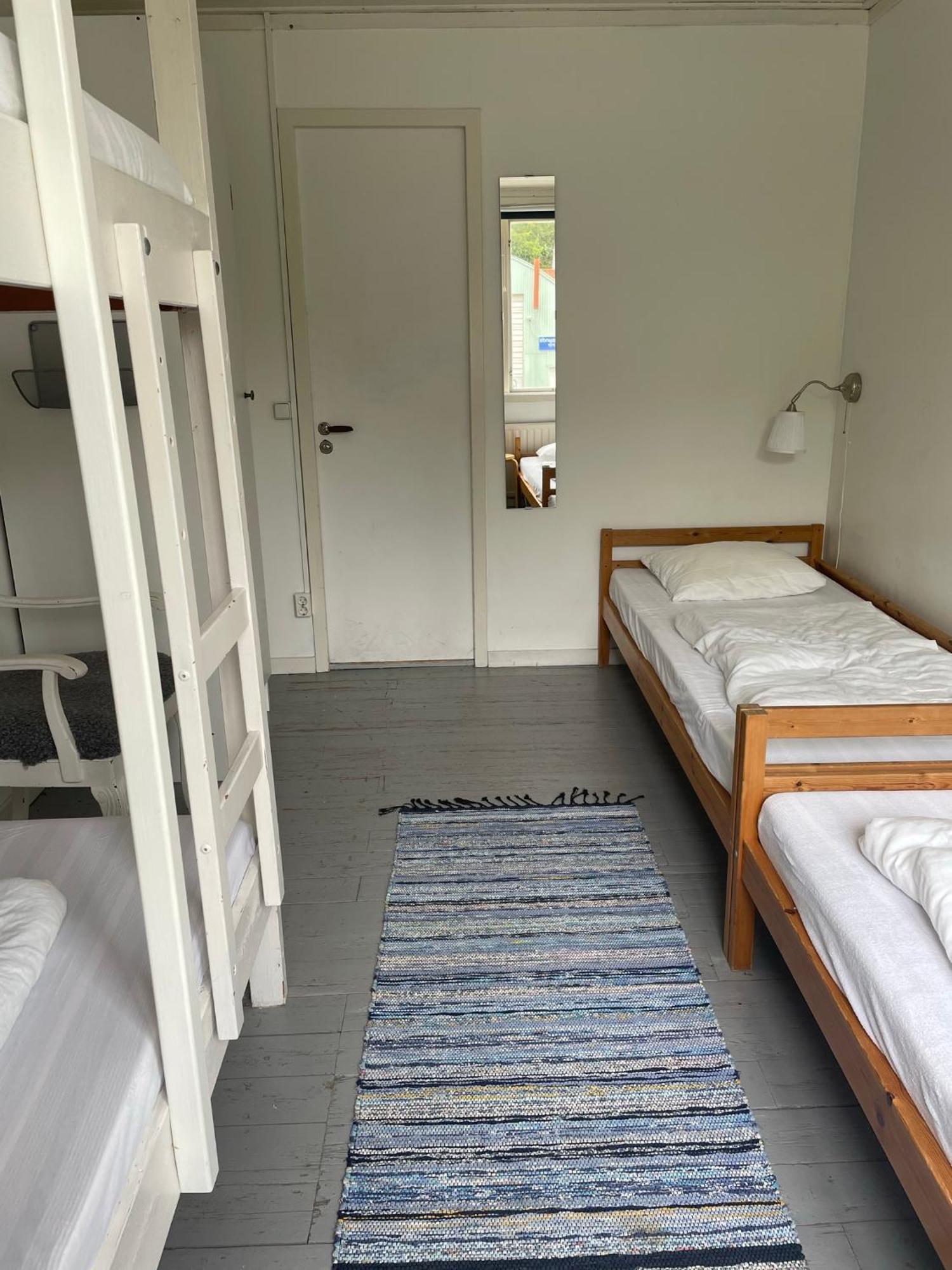 Kustnaera Vandrarhem Hamburgsund Room photo