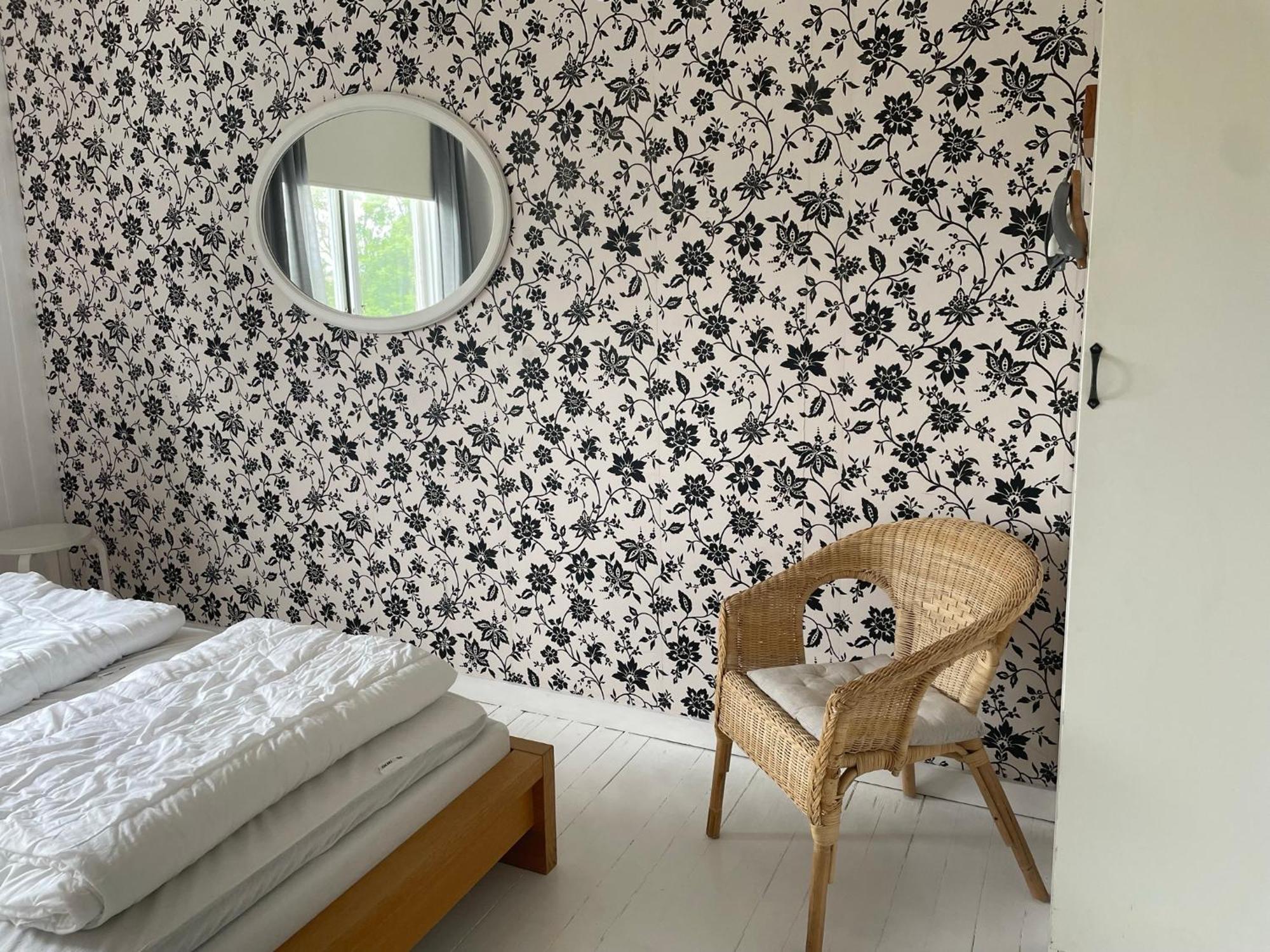 Kustnaera Vandrarhem Hamburgsund Room photo