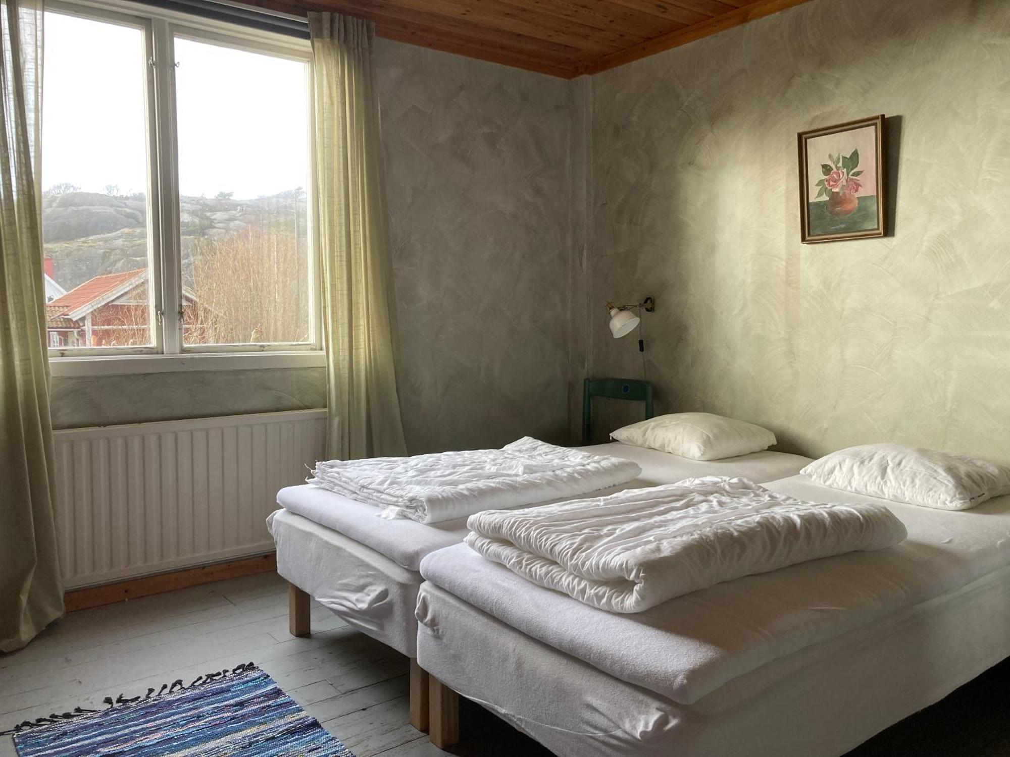 Kustnaera Vandrarhem Hamburgsund Room photo
