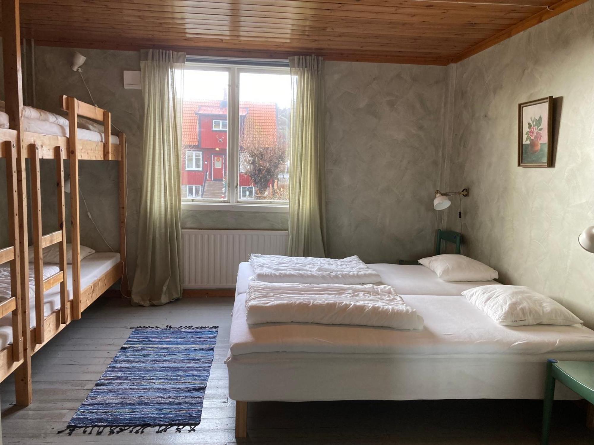 Kustnaera Vandrarhem Hamburgsund Room photo